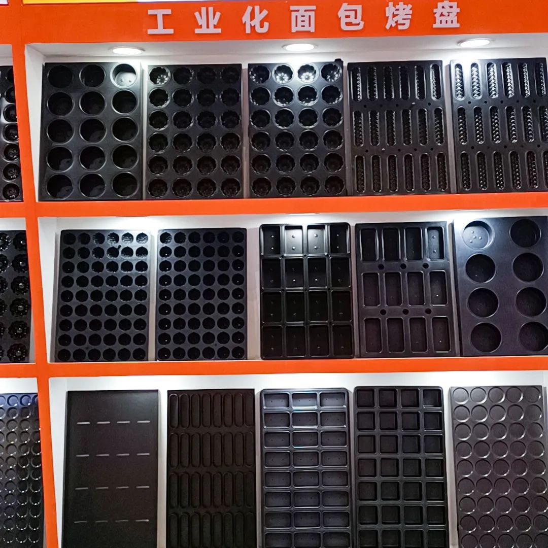 bread cake pan exhibition.jpg